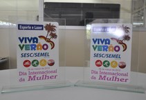 Equipe apresenta troféus de campeã e vice conquistados em competição realizada no Dia Internacional da Mulher