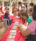 Alunos e professores conferem de perto lançamentos do Instituto Lukács