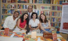 Os professores Cleriston Izidro, Edna Prado, Mercedes Carvalho e Giselly Moraes são parabenizados pelo coordenador de Pedagogia, Eraldo Ferraz