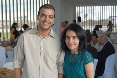 A diretora da Fale, Eliane Barbosa, ao lado do vice-diretor Helson Sobrinho