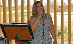 Nalu Milito, professora da Fale e cantora