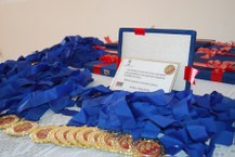 Placas e medalhas para homenagear os professores