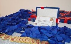 Placas e medalhas para homenagear os professores