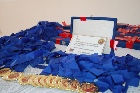 Placas e medalhas para homenagear os professores