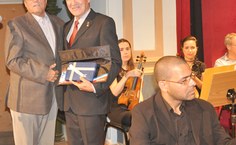 Eduardo Lyra entrega placa a Julião Marques