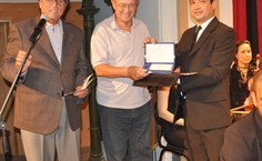 Nilton de Souza entrega placa a Nicolas Vale