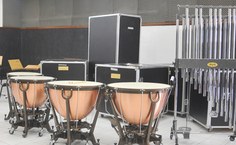 Conjunto de tímpanos e campana tubular entregues à Orquestra