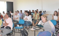 Professores e alunos acompanham atentamente o seminário