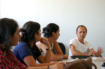 Professor Cristóvão Félix coordena alunas dos dois cursos em estudos exploratórios