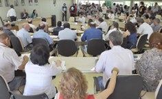 Reitor Eurico Lôbo na condução da sessão plenária do Consuni