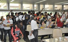 Momento em que houve a invsão à Sala dos Conselhos e motivou a suspensão da reunião