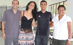 O formando e equipe de professores comemoram