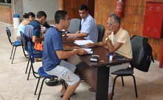 Cotistas entregam documentação para avaliação