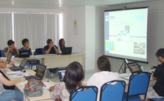 Bolsistas acompanham atentamente as informações obtidas em visita técnica