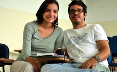 Davi Coimbra acompanhado de Sara Matias, integrante do Pet de Psicologia, responsável pela recepção dos feras