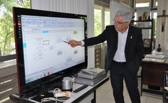 Reitor Eurico Lôbo confere o sistema e as informações da matrícula