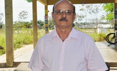 Professor José Vicente em frente a área onde ficará parte do prédio