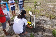 Zezé deixa flores para o filho, no bosque da Ufal