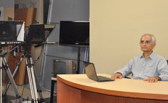 Professor Paulo da Cruz em gravação de videoaula no estúdio do IZP