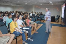 Público atento à palestra do professor Antônio Carlos