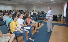 Público atento à palestra do professor Antônio Carlos