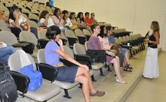 Professora Sandra Vasconcelos apresenta PPGNUT a novos alunos