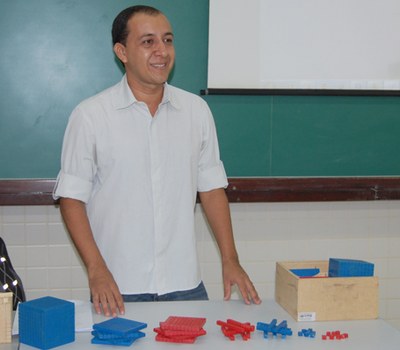 Adriano Araújo durante a defesa da dissertação, apresentados os materiais utilizados na pesquisa | nothing
