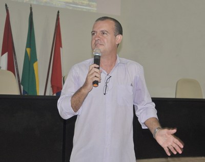 Professor Jean Toscano, autor do livro