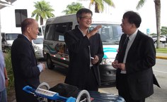 Vice-ministro da embaixada, Sr. Zuo, entre fundadores da associação Sr. Chang e o Sr. Hsu