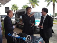 Vice-ministro da embaixada, Sr. Zuo, entre fundadores da associação Sr. Chang e o Sr. Hsu