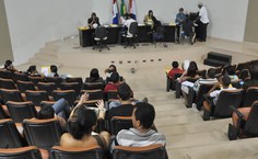 Cotistas entregam documentação no auditório da Reitoria