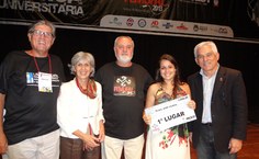 A vencedora do 4º FEMUFAL, Andrea Laís, na comemoração com o reitor Eurico Lôbo e os pró-reitores Pedro Nelson Bomfim, Sílvia Cardeal e Eduardo Lyra
