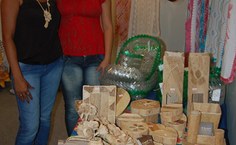 Girlene Lopes (de preto) preside Fibrarte, cooperativa que produz materiais com fibra de bananeira