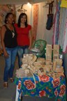 Girlene Lopes (de preto) preside Fibrarte, cooperativa que produz materiais com fibra de bananeira