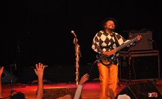 Chico Cesar emociona e contagia a plateia com sua empolgação