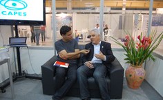 O estudante Deriky Pereira entrevista o reitor Eurico Lôbo