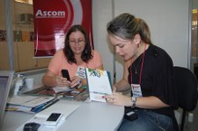 A vice-reitora Rachel Rocha e a assessora Mauricélia Ramos sempre presentes no estande da Ascom