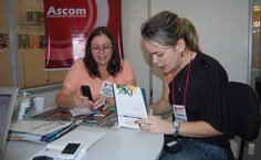 A vice-reitora Rachel Rocha e a assessora Mauricélia Ramos sempre presentes no estande da Ascom