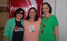 A vice-reitora Rachel Rocha e as professoras Ruth Vasconcelos e Elaine Pimentel no estande da Ascom