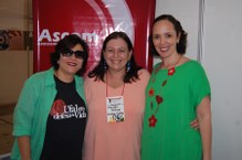 A vice-reitora Rachel Rocha e as professoras Ruth Vasconcelos e Elaine Pimentel no estande da Ascom