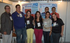 Estudantes posam ao lado da vice-reitora Rachel Rocha, da professora Viviane Costa e do pró-reitor de extensão, Eduardo Lyra