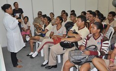 Mariana Barbosa explica experimentos de reações químicas durante show de química