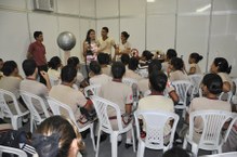 Tarciane Santos com alunos do colégio militar Tiradentes durante show de químicas da Usina Ciência