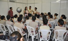 Tarciane Santos com alunos do colégio militar Tiradentes durante show de químicas da Usina Ciência