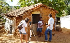Professora Ana Flávia e o aluno Anderson Barbosa acompanham a filmagem na comunidade Serra das Viúvas