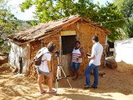 Professora Ana Flávia e o aluno Anderson Barbosa acompanham a filmagem na comunidade Serra das Viúvas