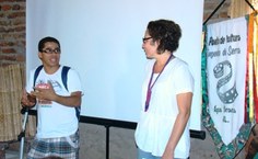 Professora Ana Flávia Ferraz, ao lado do aluno Amosiel Feitosa, durante Oficina de Cinema realizada na comunidade quilombola Serra das Viúvas