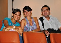 Bruna Albuquerque (ao centro) posa com seus amigos e revela que a Secom é um evento com a função de agregar valor aos cursos de Jornalismo e Relações Públicas