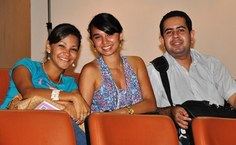 Bruna Albuquerque (ao centro) posa com seus amigos e revela que a Secom é um evento com a função de agregar valor aos cursos de Jornalismo e Relações Públicas