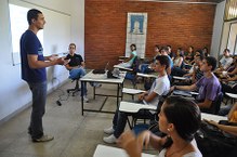 Feras de Engenharia Ambiental recebem orientações do professor Cristopher Souza